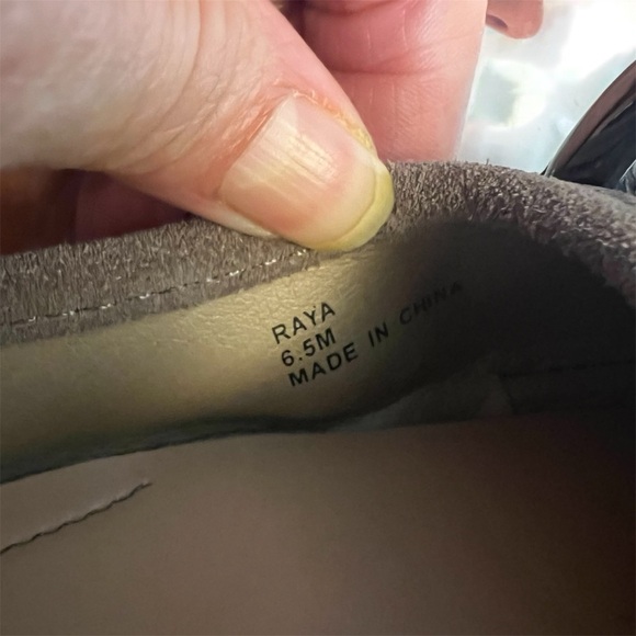 Donald J. Pliner Textured Gray Flats with Black Accent - Picture 4 of 5